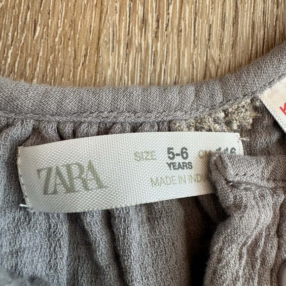 Zara Girls Embroidered Blouse Gray White Floral Linen sz 5/6 - Picture 6 of 10